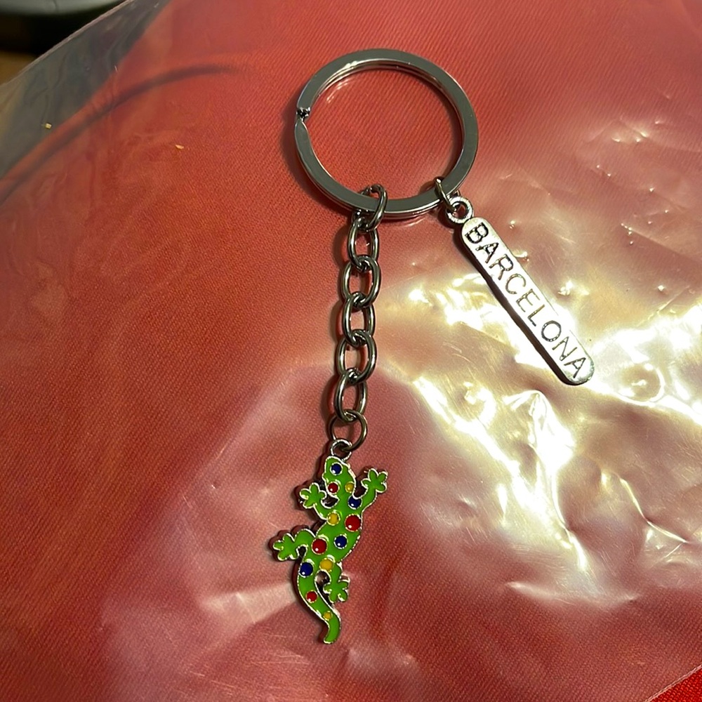 KEY CHAIN BARCELONA GECKO ENAMELS COLORS 1-1/4” long Gecko, Drop Chain, Holder